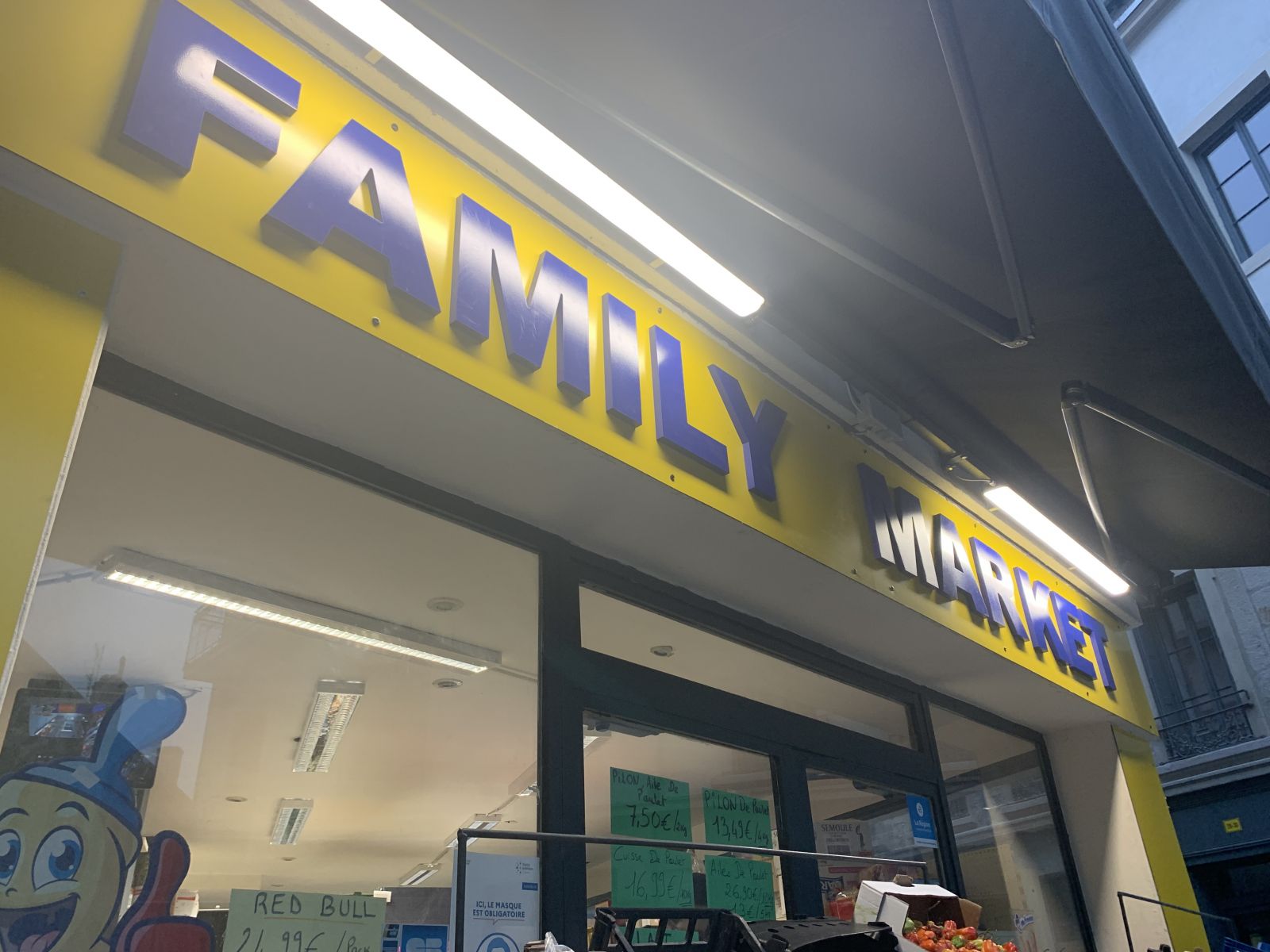 plaque professionnelle d'une enseigne avec  découpes en plexiglas pour family market de côté